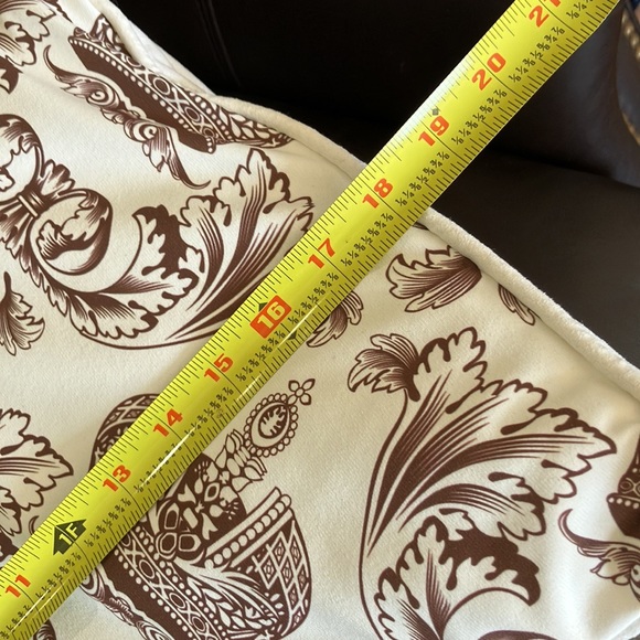 Set of 2 royal baroque accent pillows. 18”x 18” - Picture 4 of 5